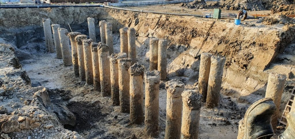 bouwput met funderingspalen